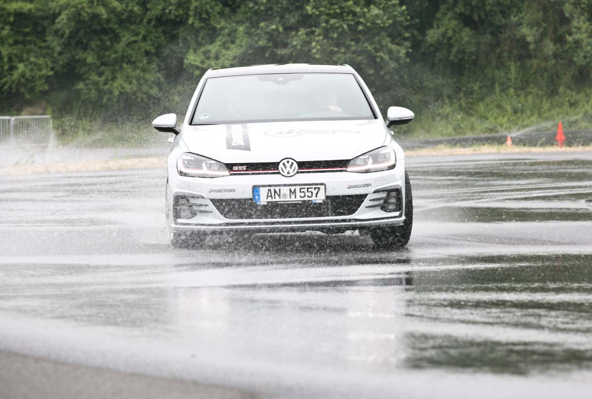 Der Bridgestone Weather Control A005 im Test auf dem VW Golf GTI