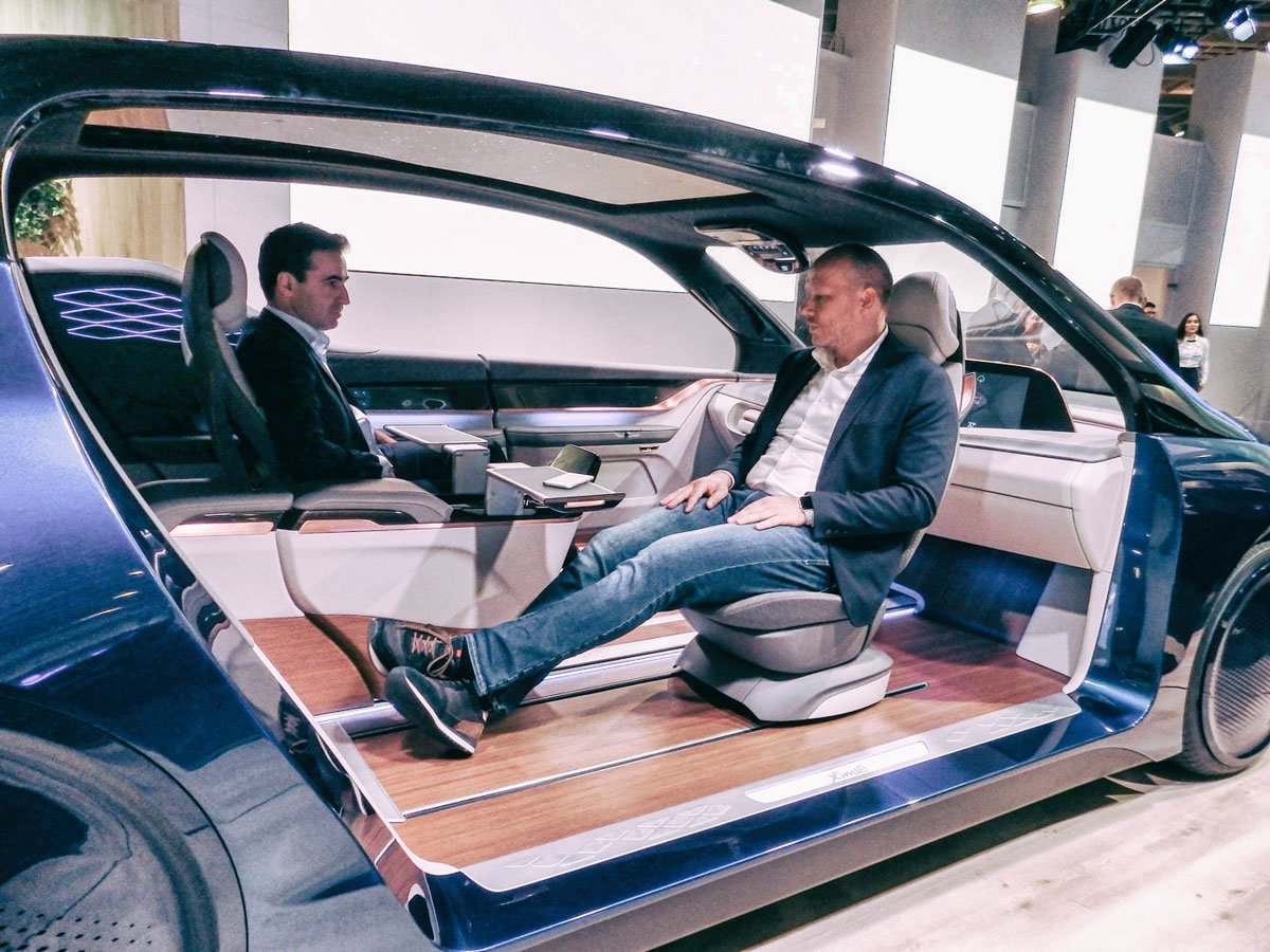 Im Meeting-Modus wird die Studie XiM18 von Yanfeng Automotive Interiors zum rollenden Büro