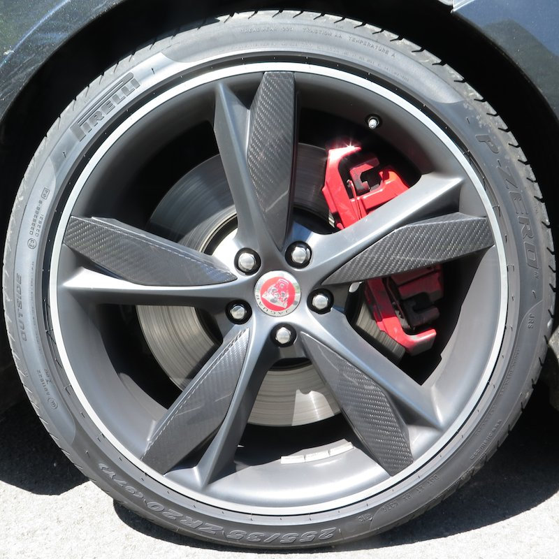 Zum Fahreindruck des Jaguar F-Type R Coupé tragen auch die Reifen von Pirelli bei.