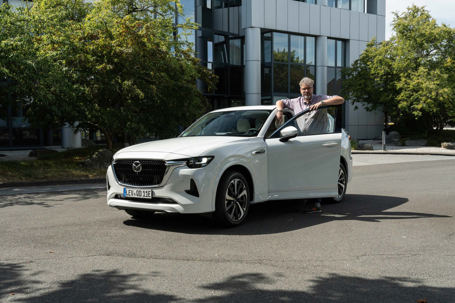 Mazda CX-60 e-Skyactiv PHEV und unser Autor Tom Schwede