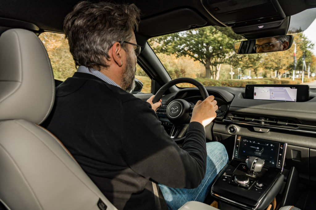 Tom Schwede am Lenkrad des Mazda MX-30