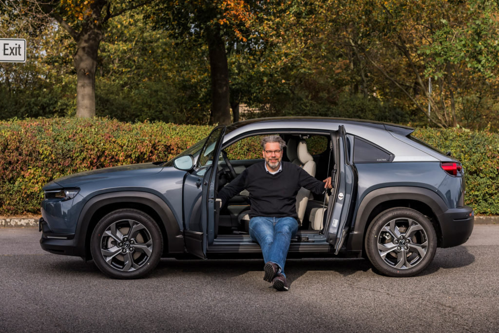 Tom Schwede im Mazda MX-30