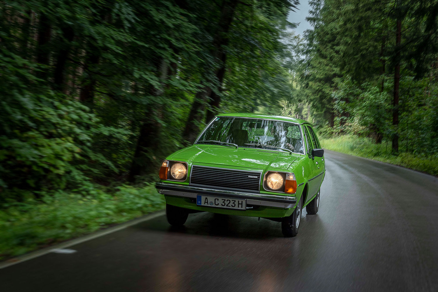 Tom Schwede unterwegs im Mazda 323 von 1979