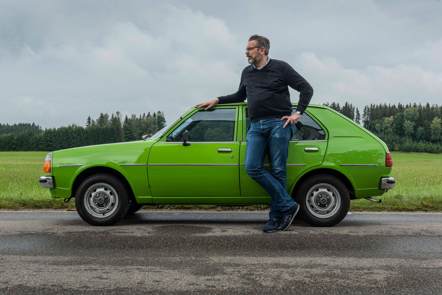 Tom Schwede am Mazda 323 von 1979
