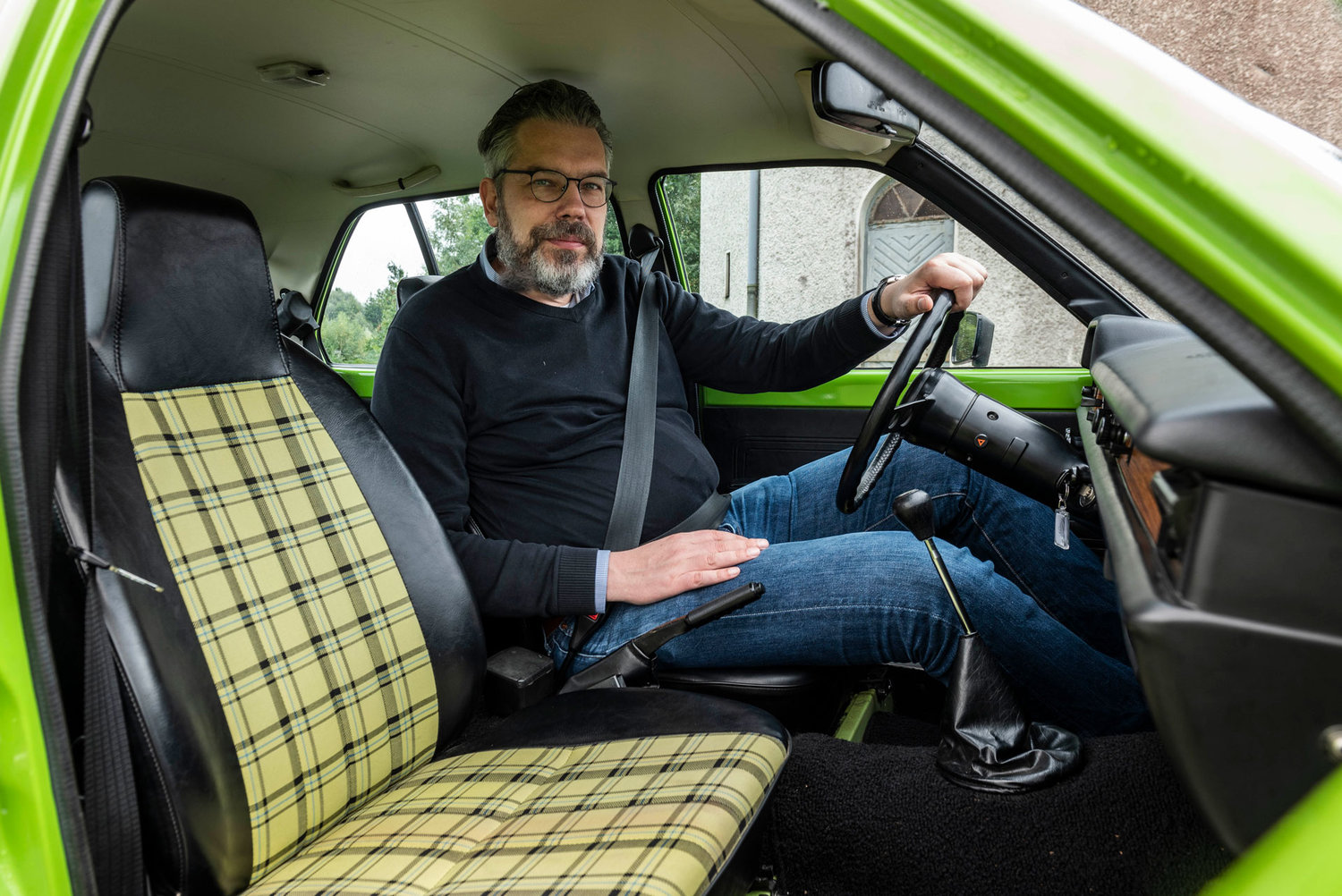 Tom Schwede im Mazda 323 von 1979