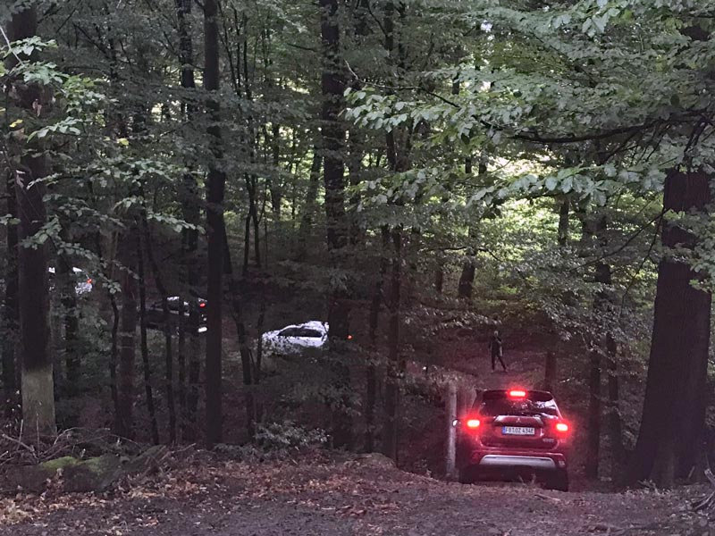 Auch diese Bergabfahrt im Gelände meistert der Mitsubishi Outlander Plug-in Hybrid (2019)