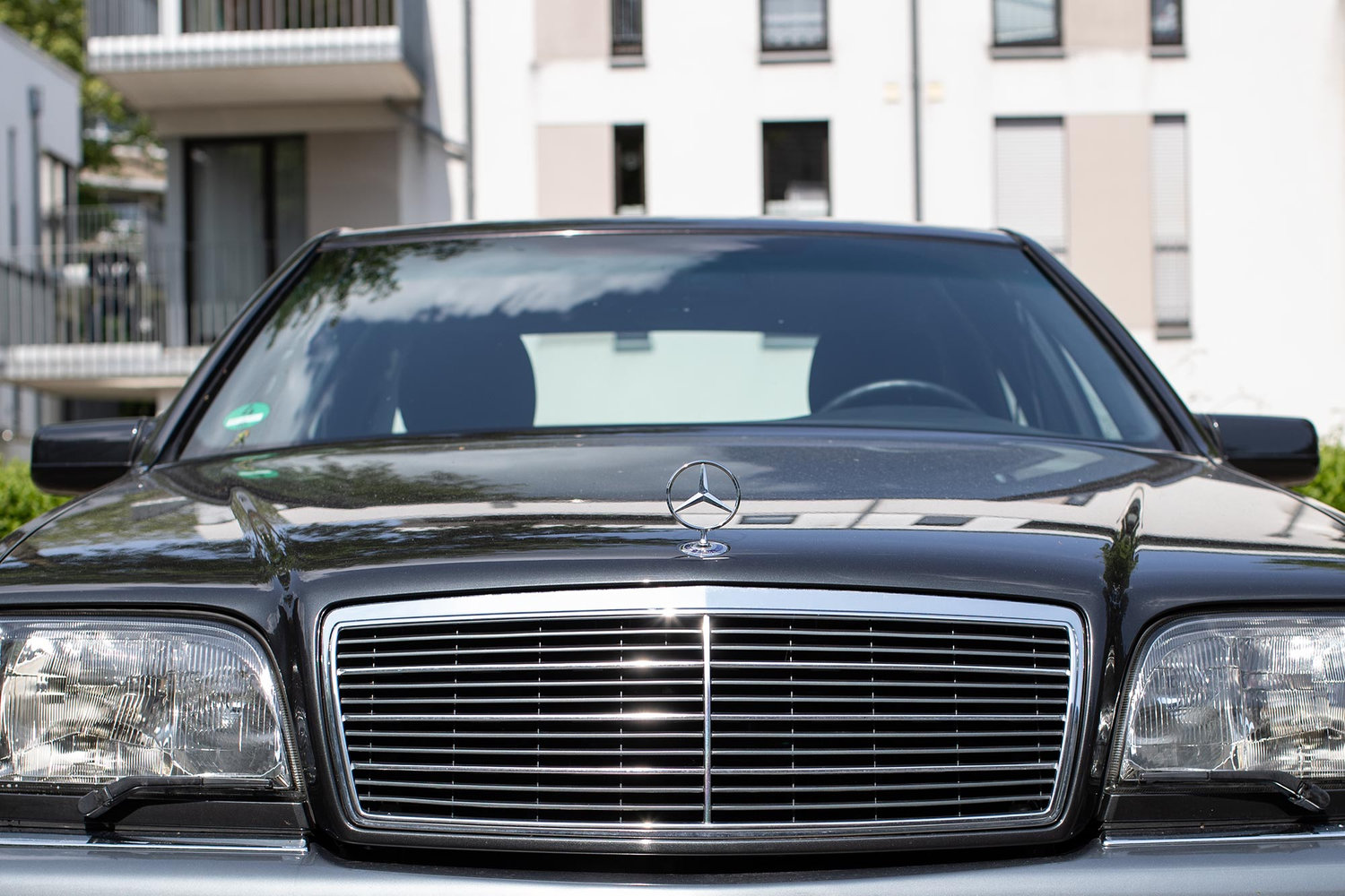 Die S-Klasse wäre kein Mercedes (ihrer Zeit), wenn nicht der Stern den Weg weisen würde.
