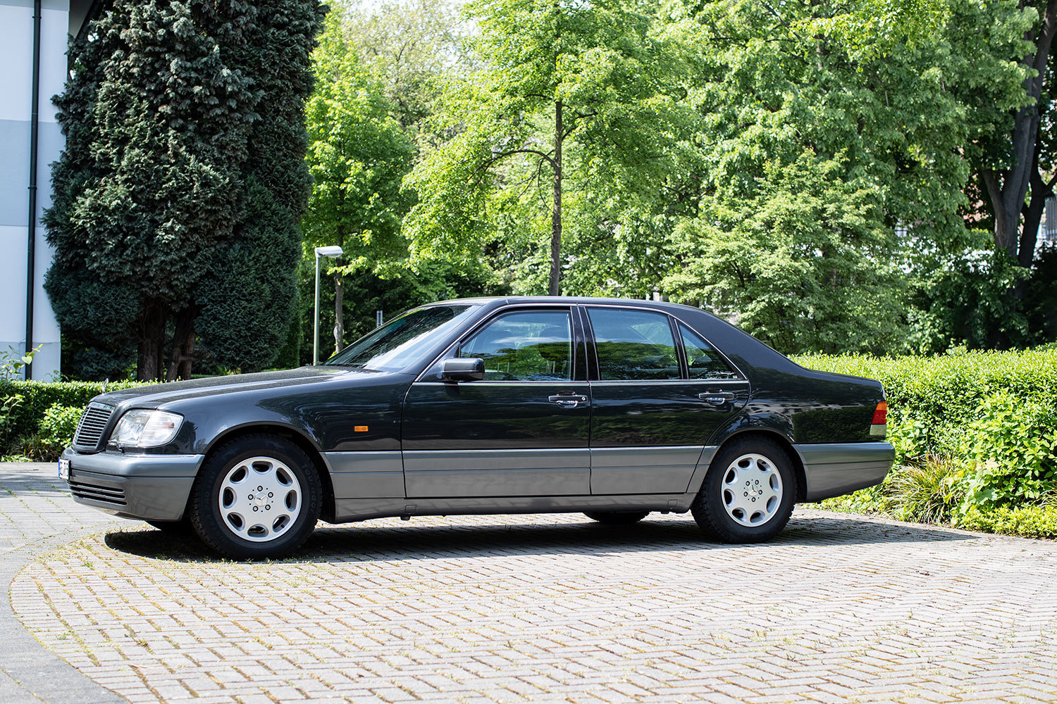 Die S-Klasse der Baureihe W 140 von Mercedes-Benz.