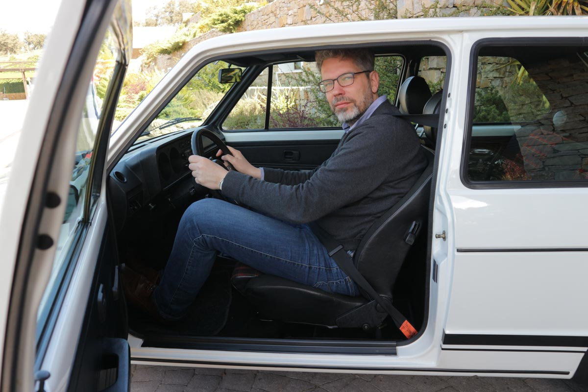 Zum Fortschritt des Autos gehört das Sitzen. Im Golf GTI der ersten Generation bringe ich meinen langen Körper nur mit Mühe unter.