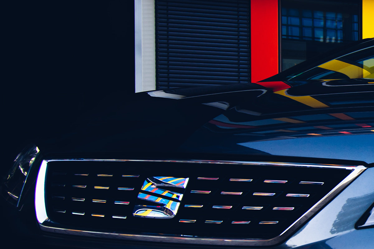 Kühlergrill des Seat Leon ST mit Spiegelung