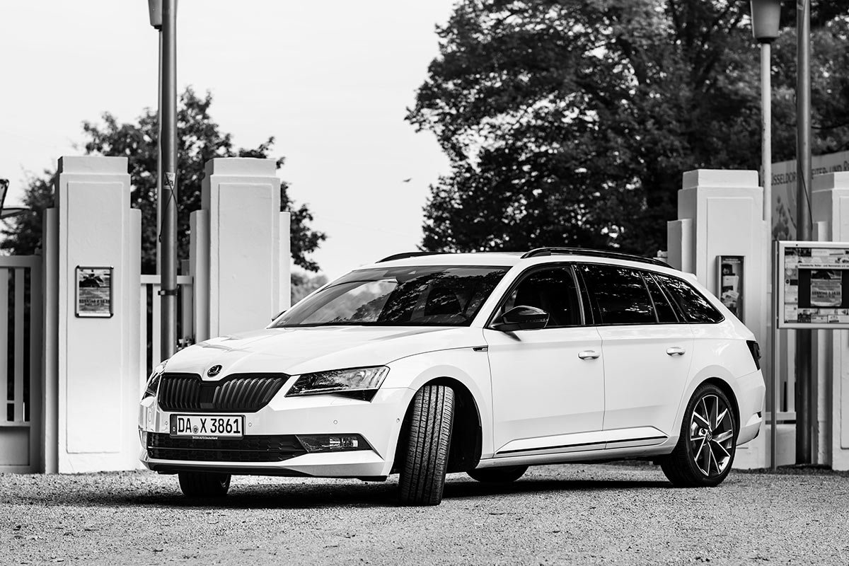 Titelbild zum Artikel:Test: Wie fährt sich der Skoda Superb Combi SportLine (2017)? 