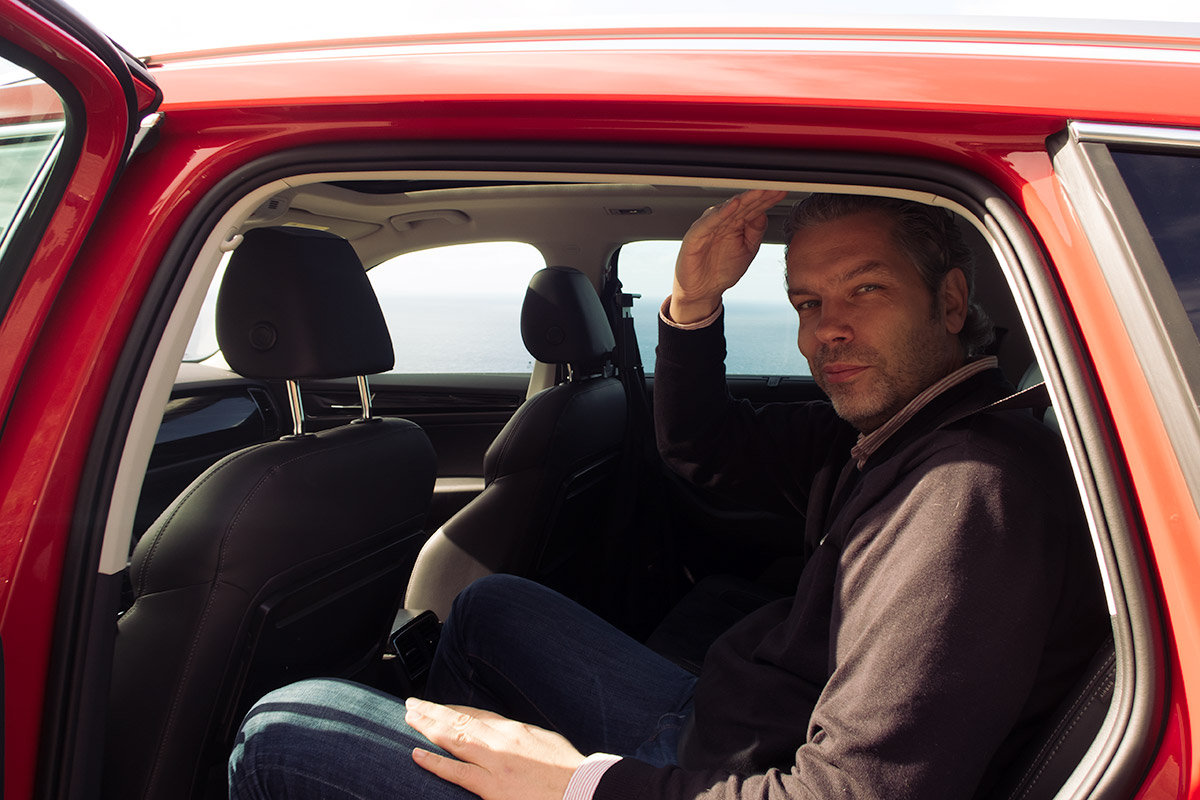 Tom auf der Rückbank des neuen Skoda Kodiaq