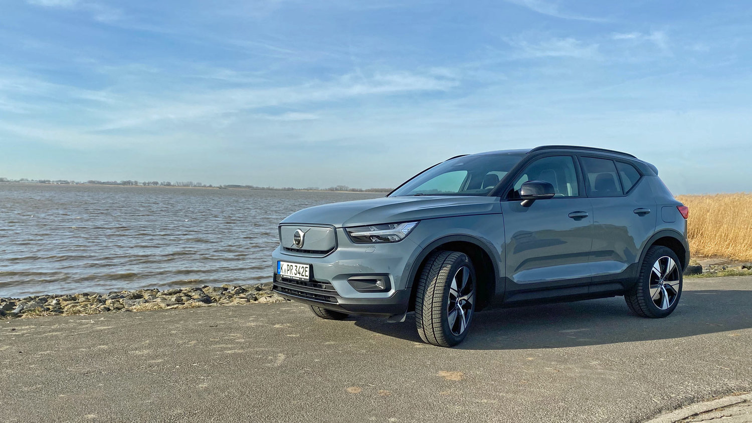 Titelbild zum Artikel:Erste Probefahrt mit dem Volvo XC40 Recharge P8 AWD Pure Electric 
