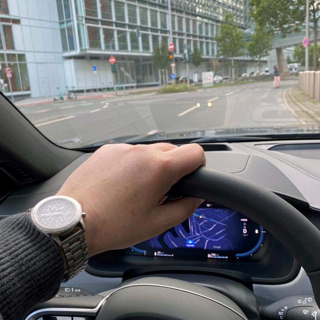 Stadtverkehr mit dem Volvo V90 Recharge T6 AWD Modelljahr 2022