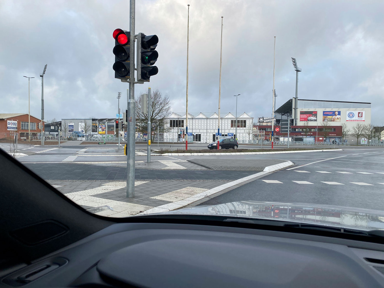 Tom Schwede, unterwegs in Kiel mit dem Volvo C40 Recharge Pure Electric
