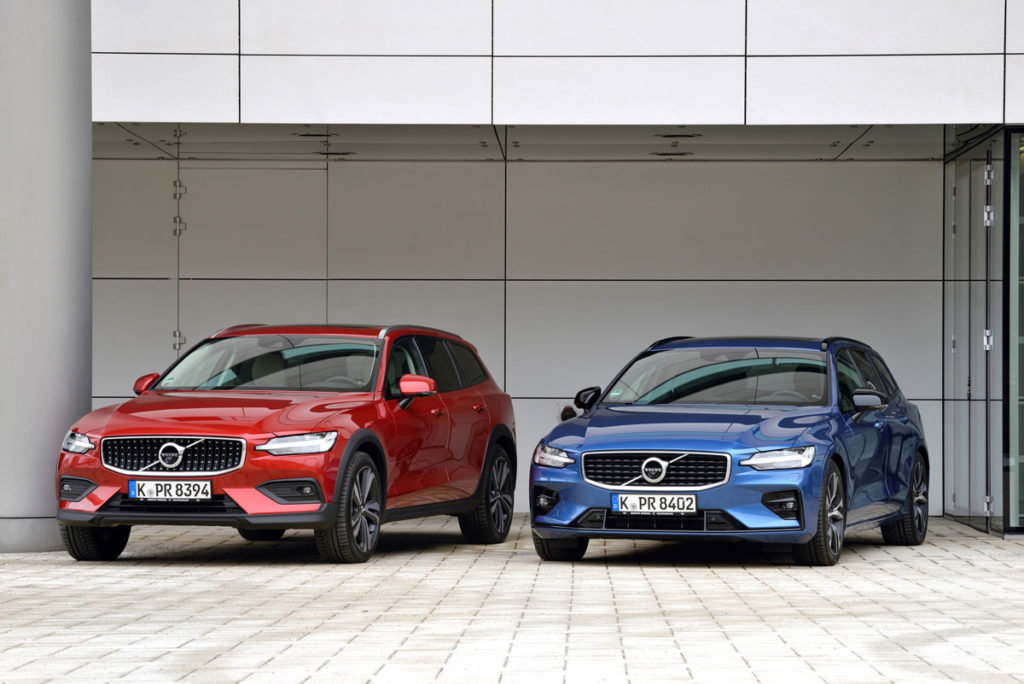 Der Vergleich mit dem normalen V60 zeigt, wie viel Volvo den V60 Cross Country höher gelegt hat.