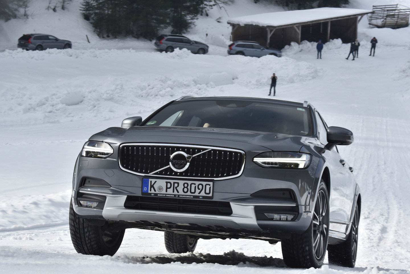Den Berg hinauf ... der Volvo V90 Cross Country AWD erklimmt erstaunlich steile Hügel