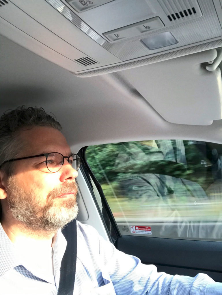 Tom Schwede am Steuer des VW T-Cross 1.0 TSI OPF