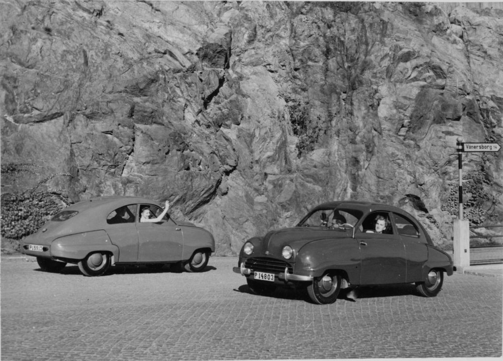Frühes Pressebild von SAAB, das neben dem SAAB 92 auch den Versuchswagen 4 zeigt.