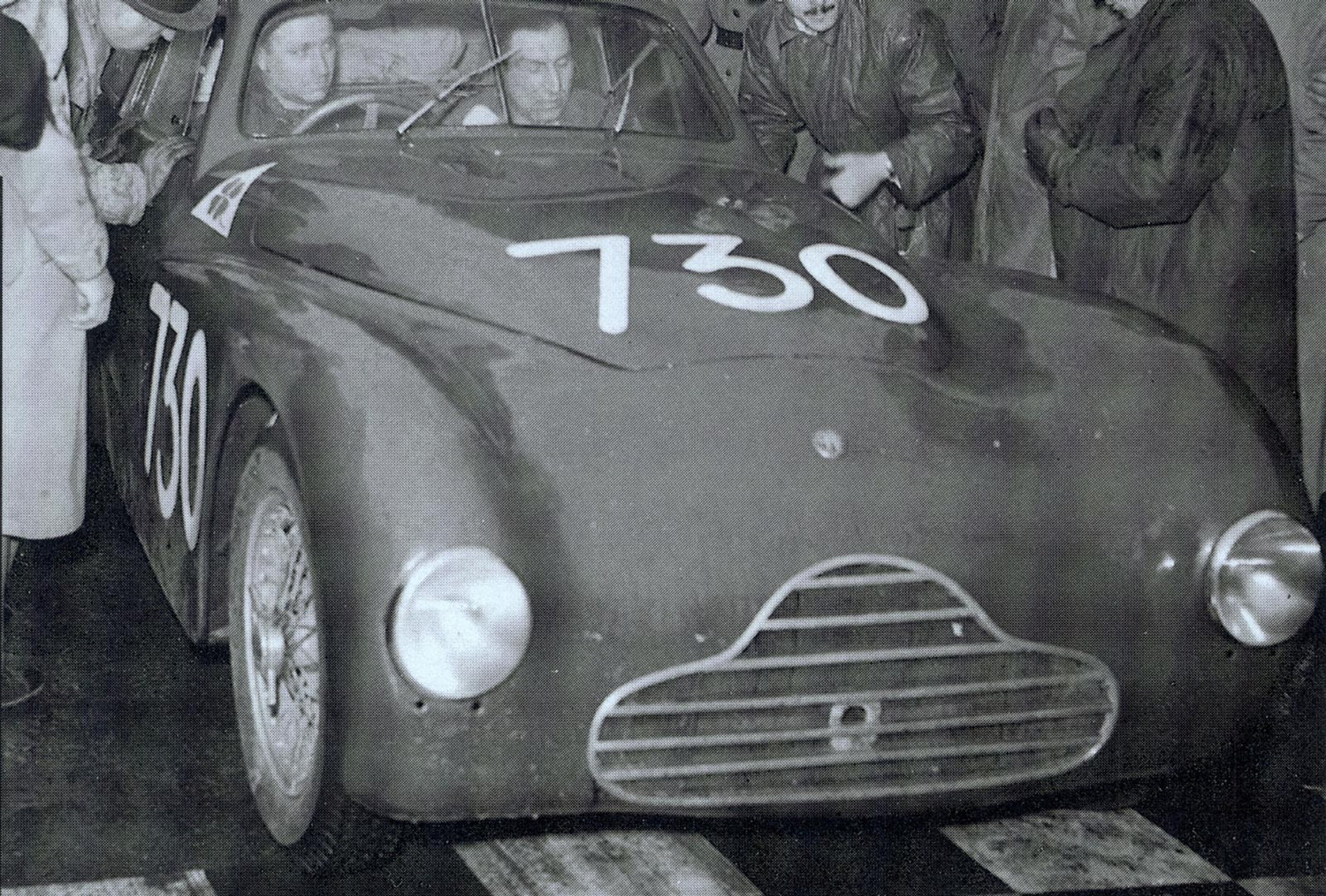 Juan Manuel Fangio im Alfa Romeo 6C 2500 Competizione Berlinetta