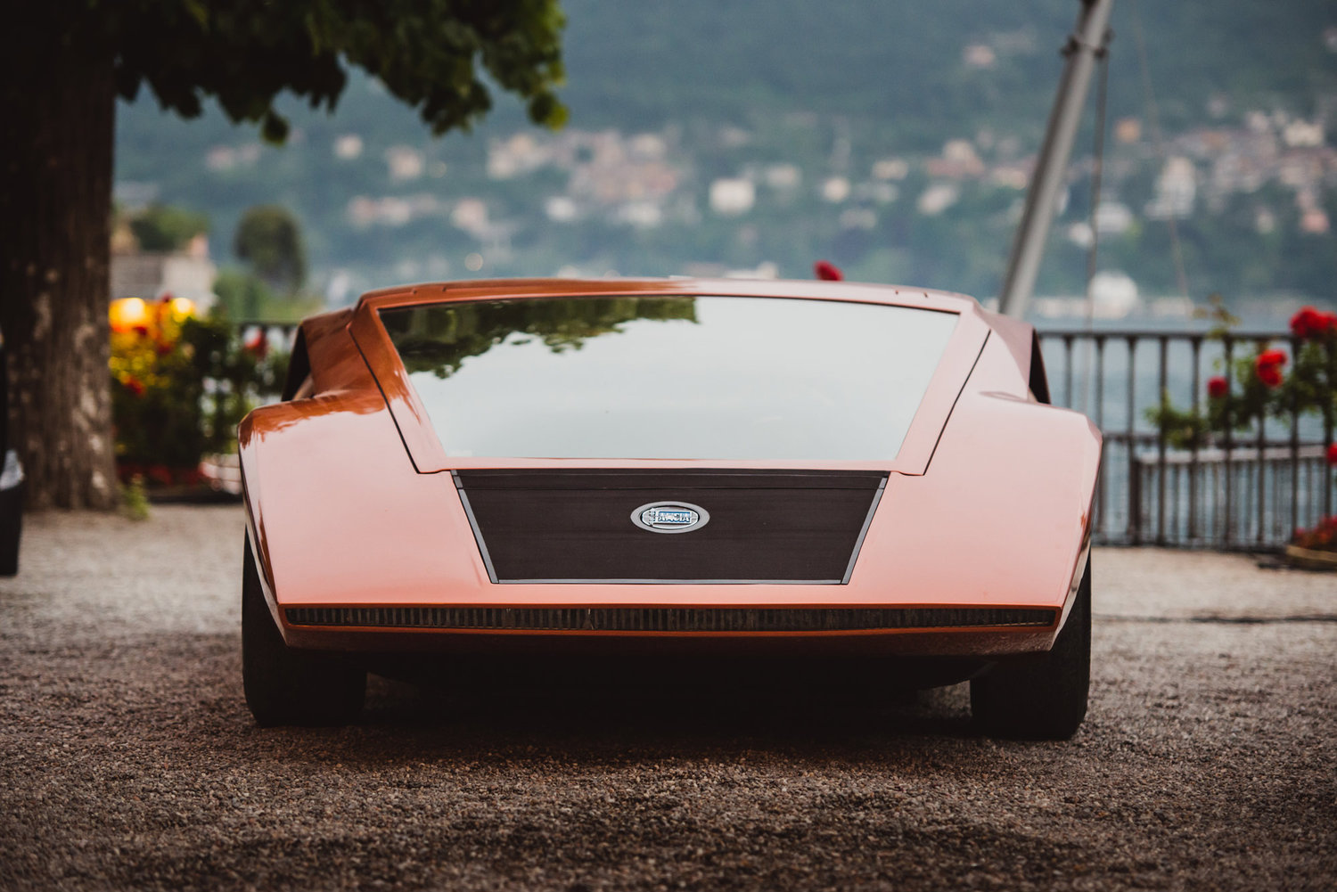 Der Lancia Stratos Zero von Bertone glänzt mit einer radikalen Umsetzung der Keilform. Der Einstieg erfolgt über die Fahrzeugfront.