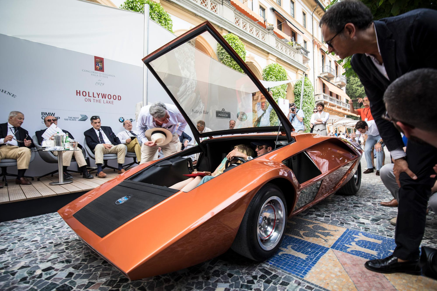 Wer den Lancia Stratos Zero entern will, der muss zunächst die einteilige Fronttür aus Glas öffnen. Anschließend liegt der Innenraum frei.