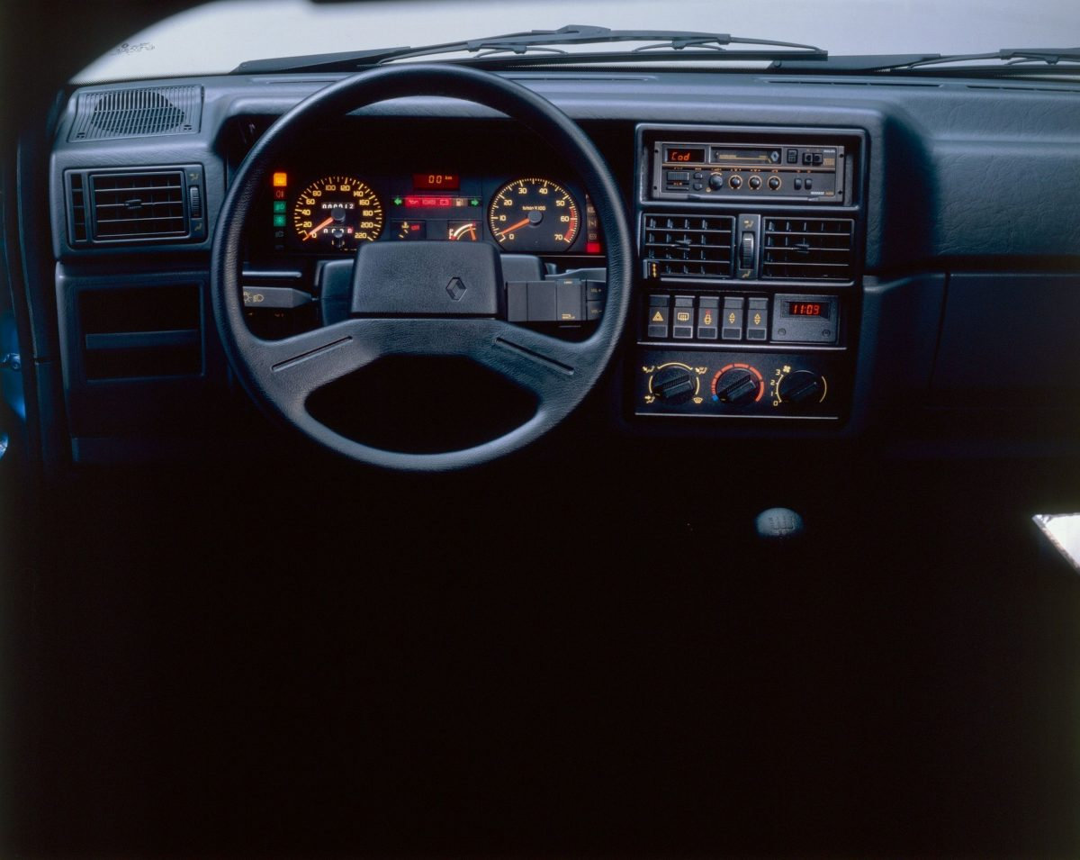 Cockpit des Renault 19