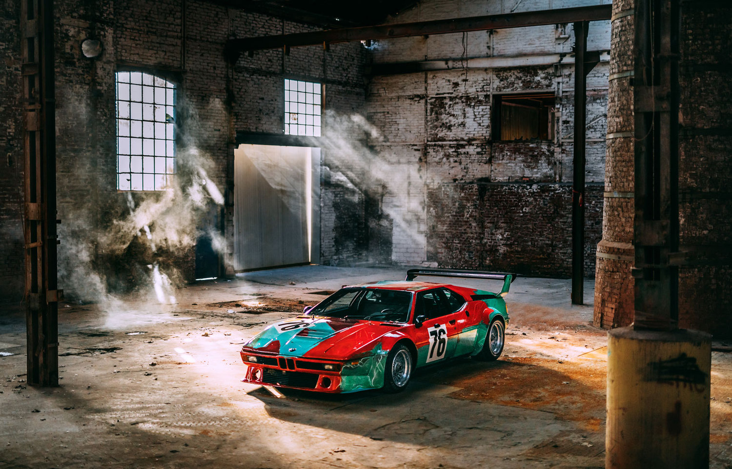 2019 setzt Stephan Bauer den BMW M1 von Andy Warhol in einer alten Fabrikhalle in Szene