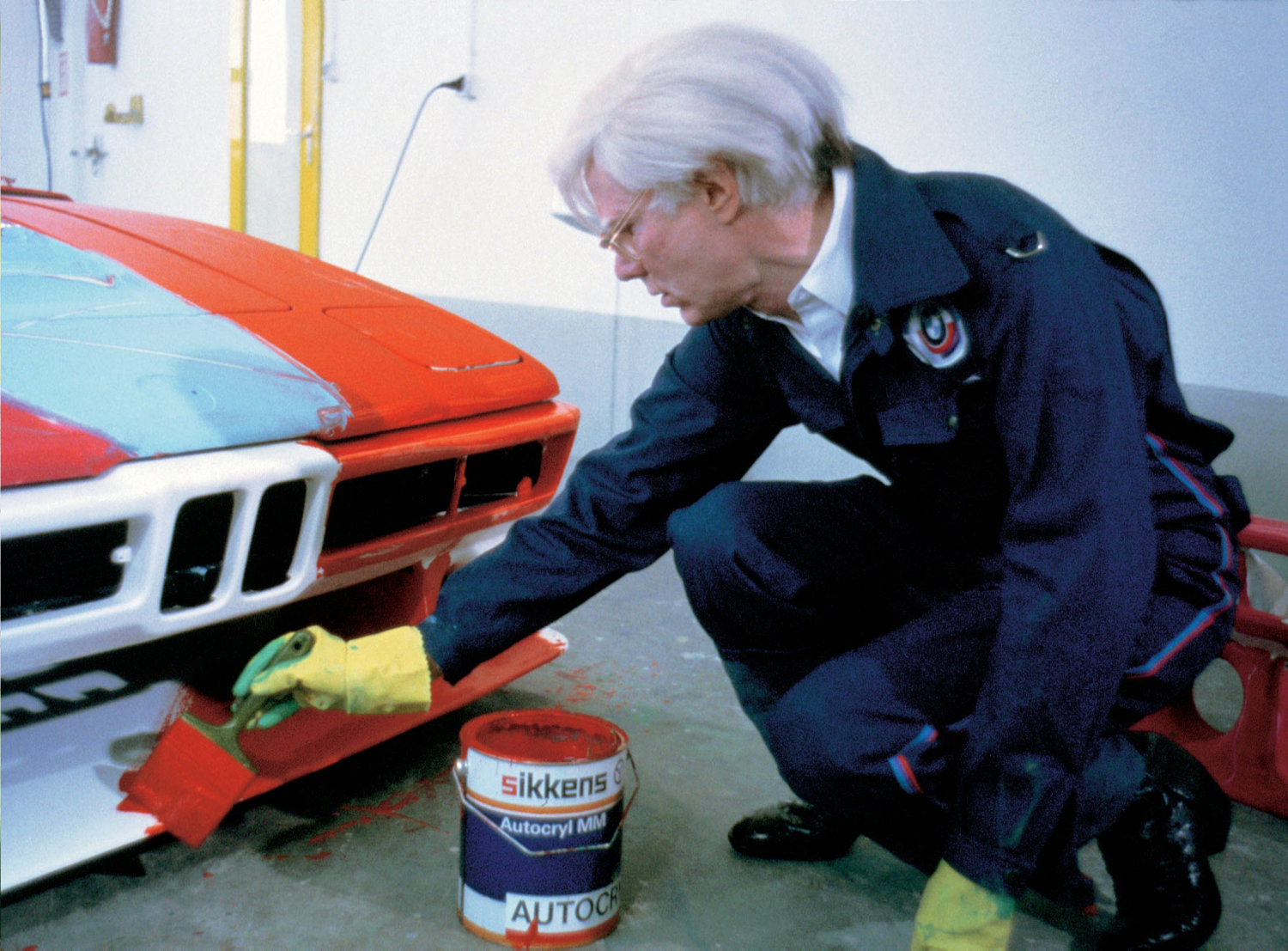Andy Warhol beim Bemalen des BMW M1