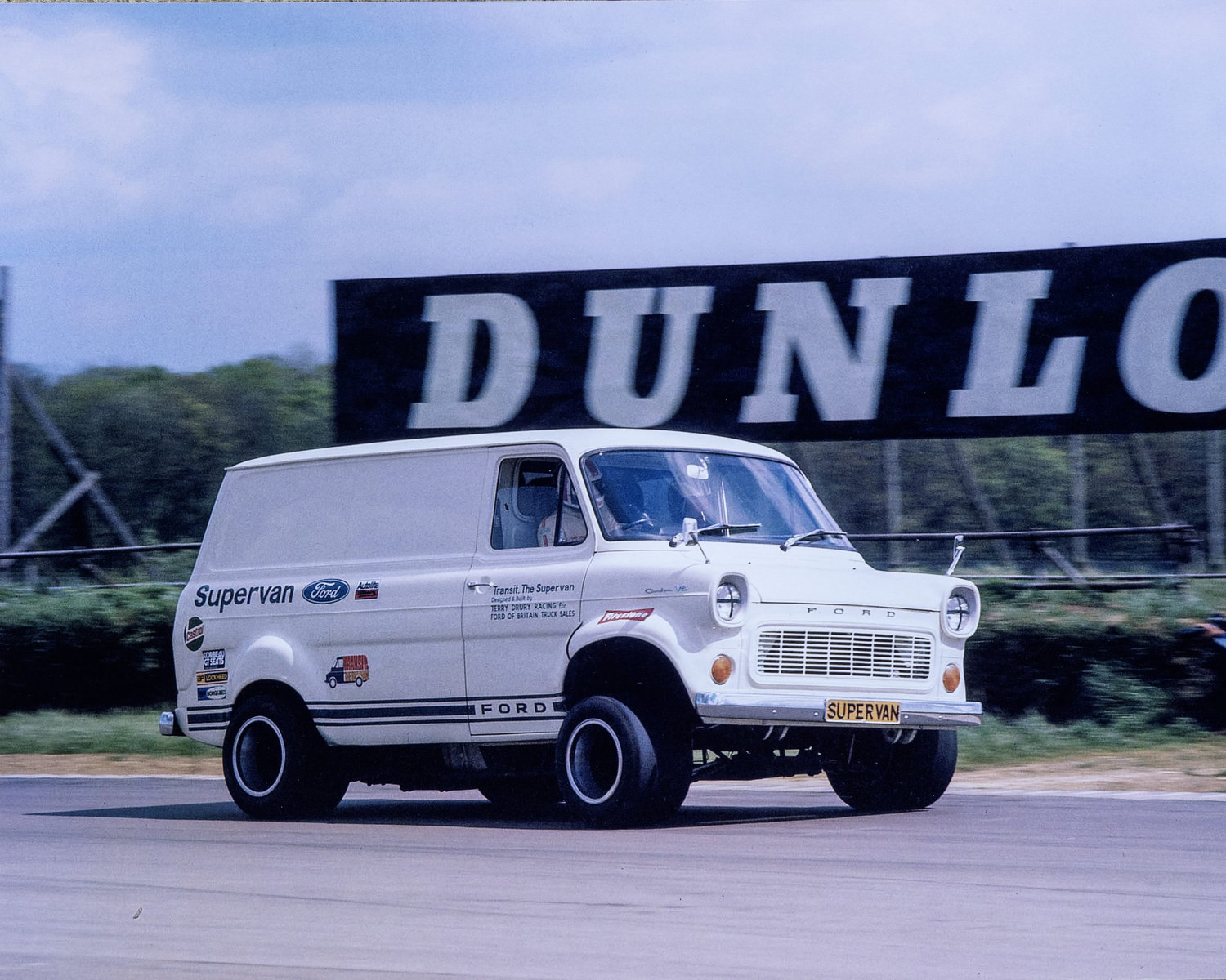 Das Ziel ist, dass der Ford Transit Supervan auf die Rennstrecke zurückkehrt.
