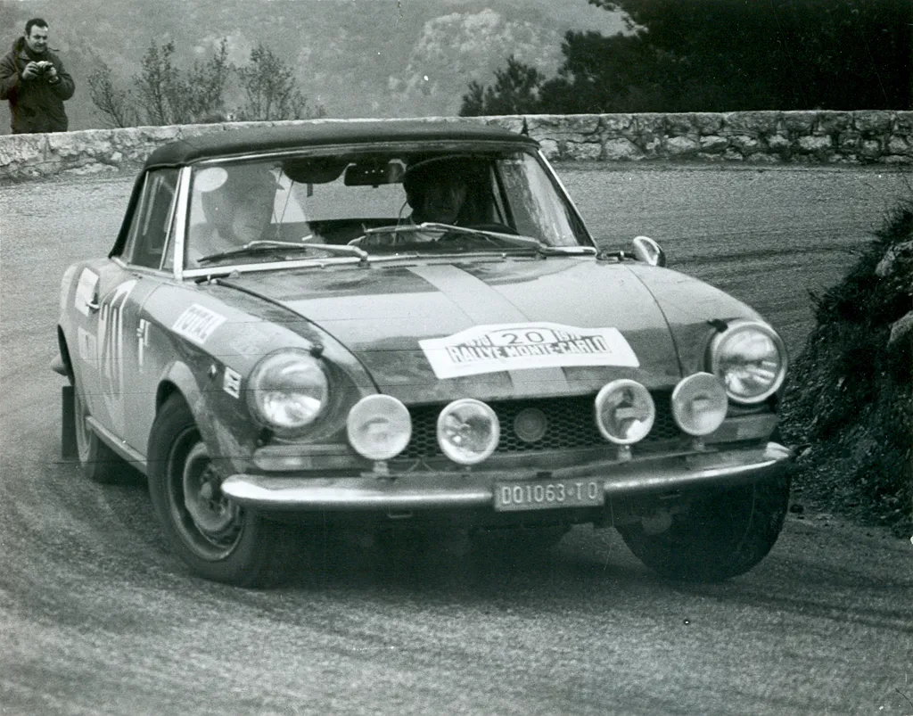 Fiat 124 Sport Spider bei der Rallye Monte Carlo 1971