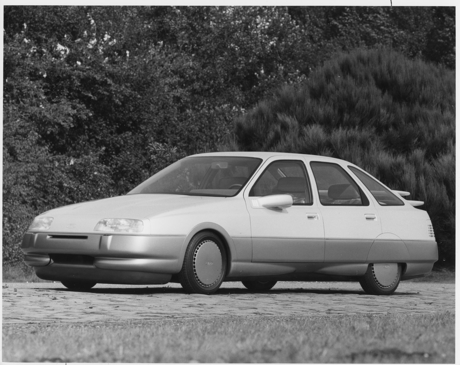 Studie FORD Probe III nahm die Linie des Ford Sierra vorweg.