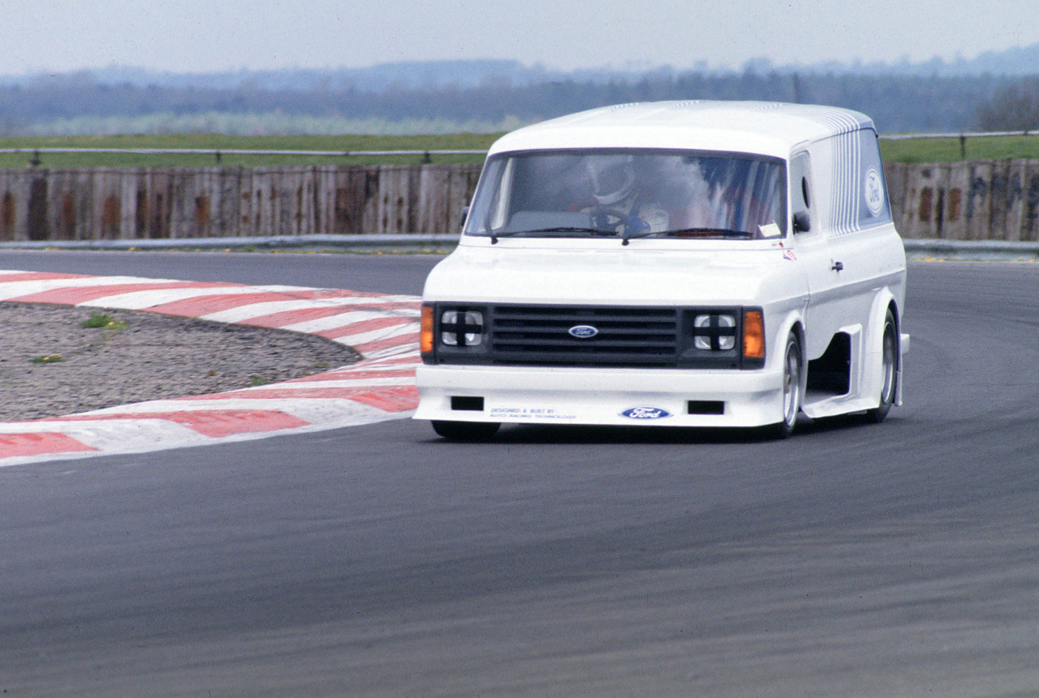 Unter der Karosserie des Supervan 2 steckt der Ford C100. Beim Umbau wurde der Fahrerplatz verlegt. So entstand der Eindruck, dass der Supervan 2 ein Transit sei. (Foto: Ford)
