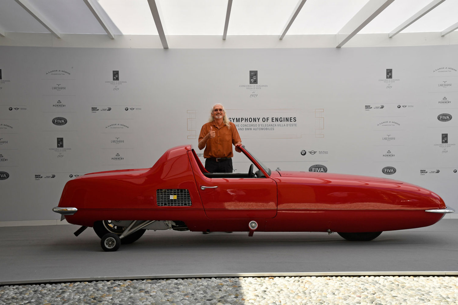 Besitzer Jeff Lane mit seinem Gyro-X - Die Stützräder benötigt das ungewöhnliche auto nur, wenn der Motor nicht läuft.