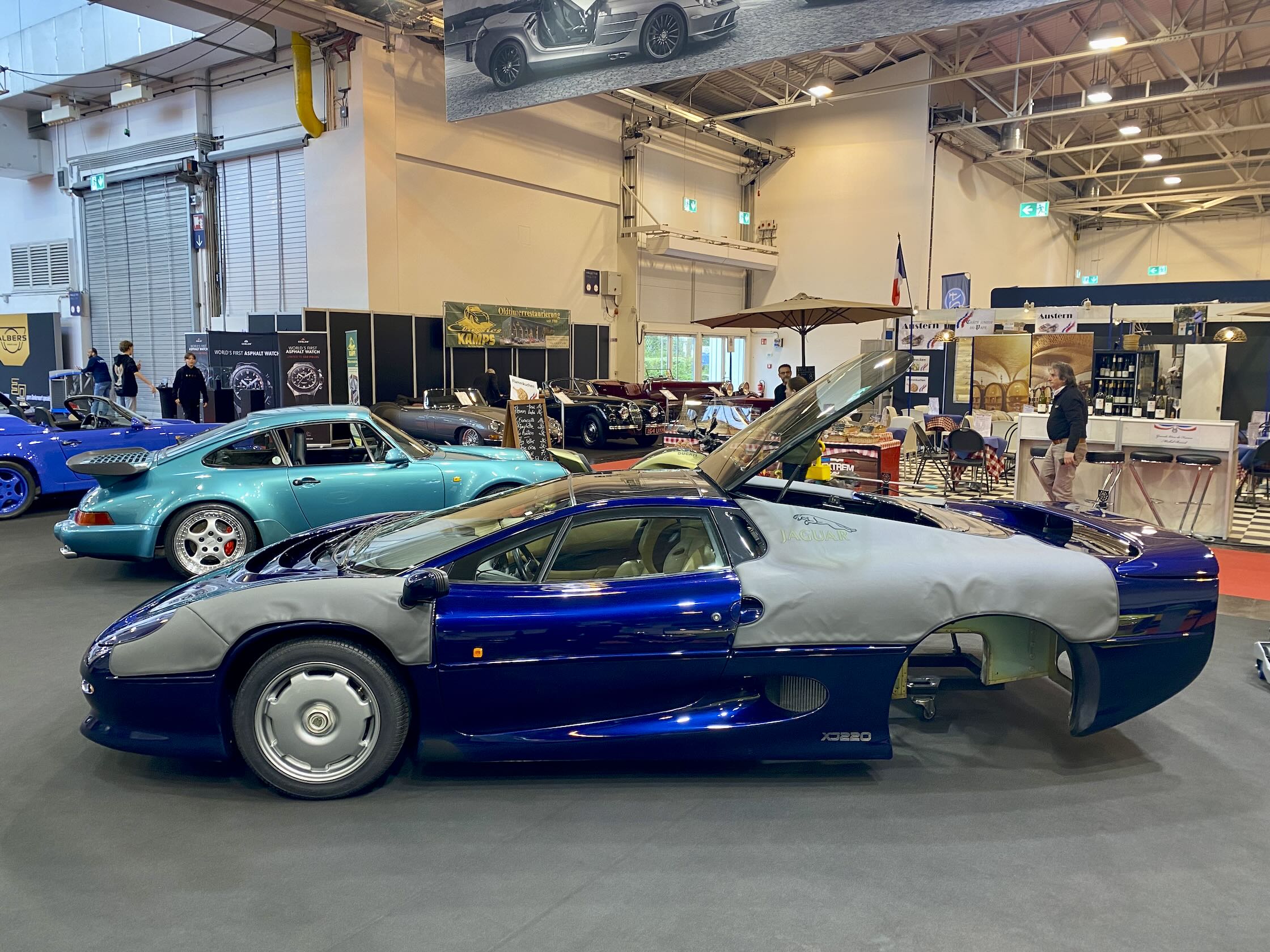 Seitenansicht des Jaguar XJ220