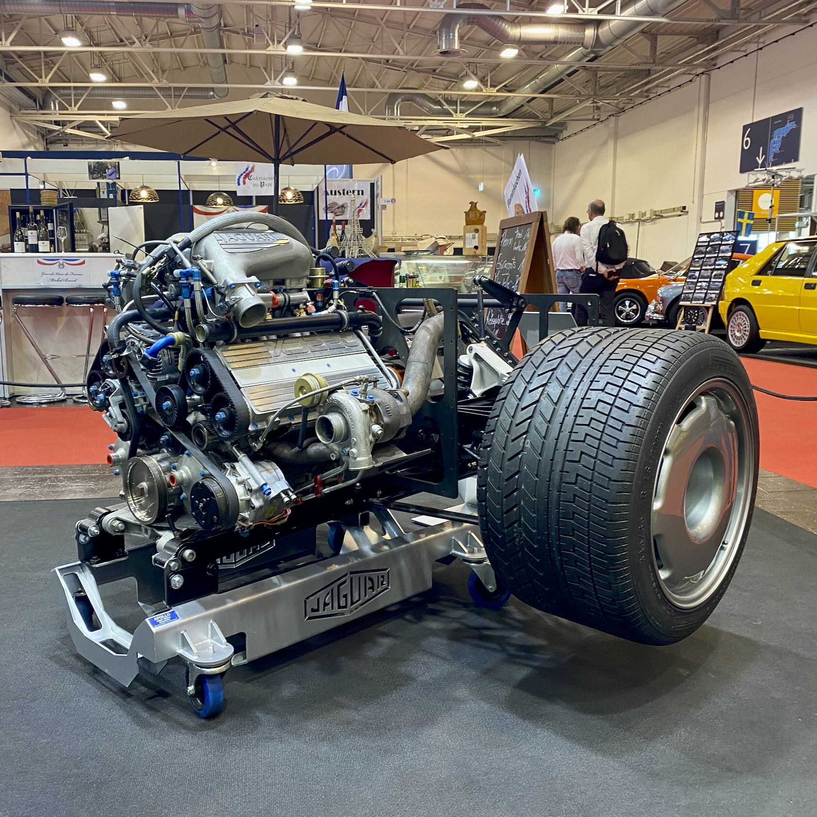 Motor des Jaguar XJ220 mit Hinterachse