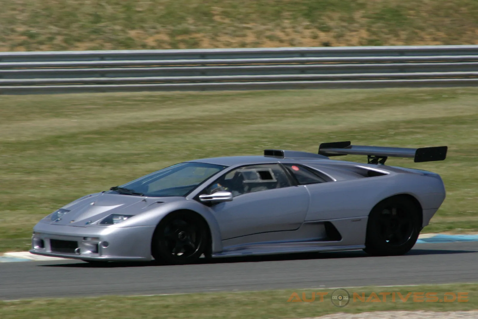 Silberner Lamborghini Diablo GTR bei einem Classic-Meeting auf dem Circuit du Val de Vienne.