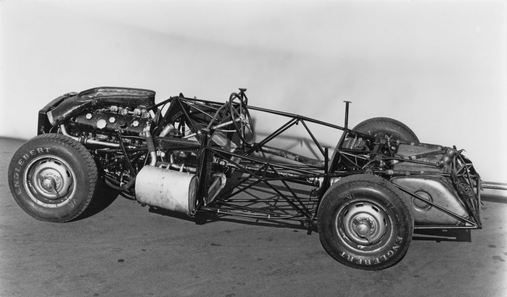 Gitterrohrrahmen des Mercedes-Benz 300 SL Rennsportwagen - gut zu sehen sind der 150-Liter Tank für Benzin im Heck sowie der Öl-Vorratstank für die Trockensumpfschmierung auf der linken Seite