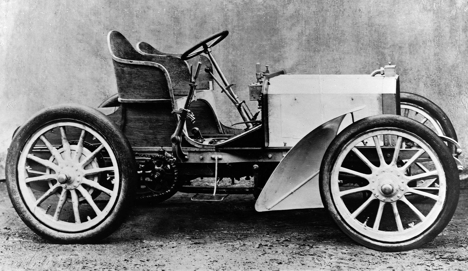 Der erste "Mercedes", der 35-PS Rennwagen von 1901.