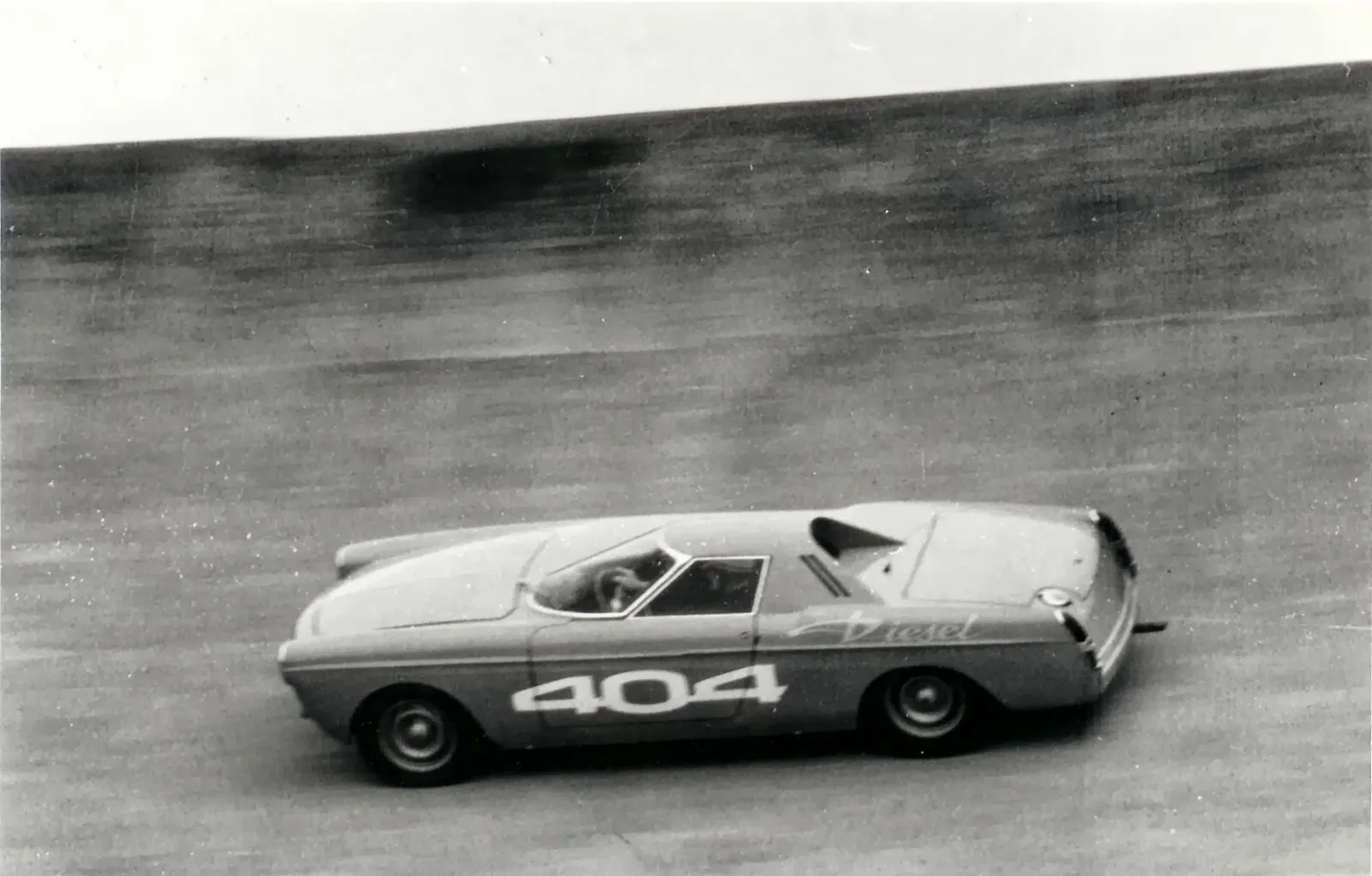 Peugeot 404 Diesel Record bei Rekordfahrten in Paris Montlhéry