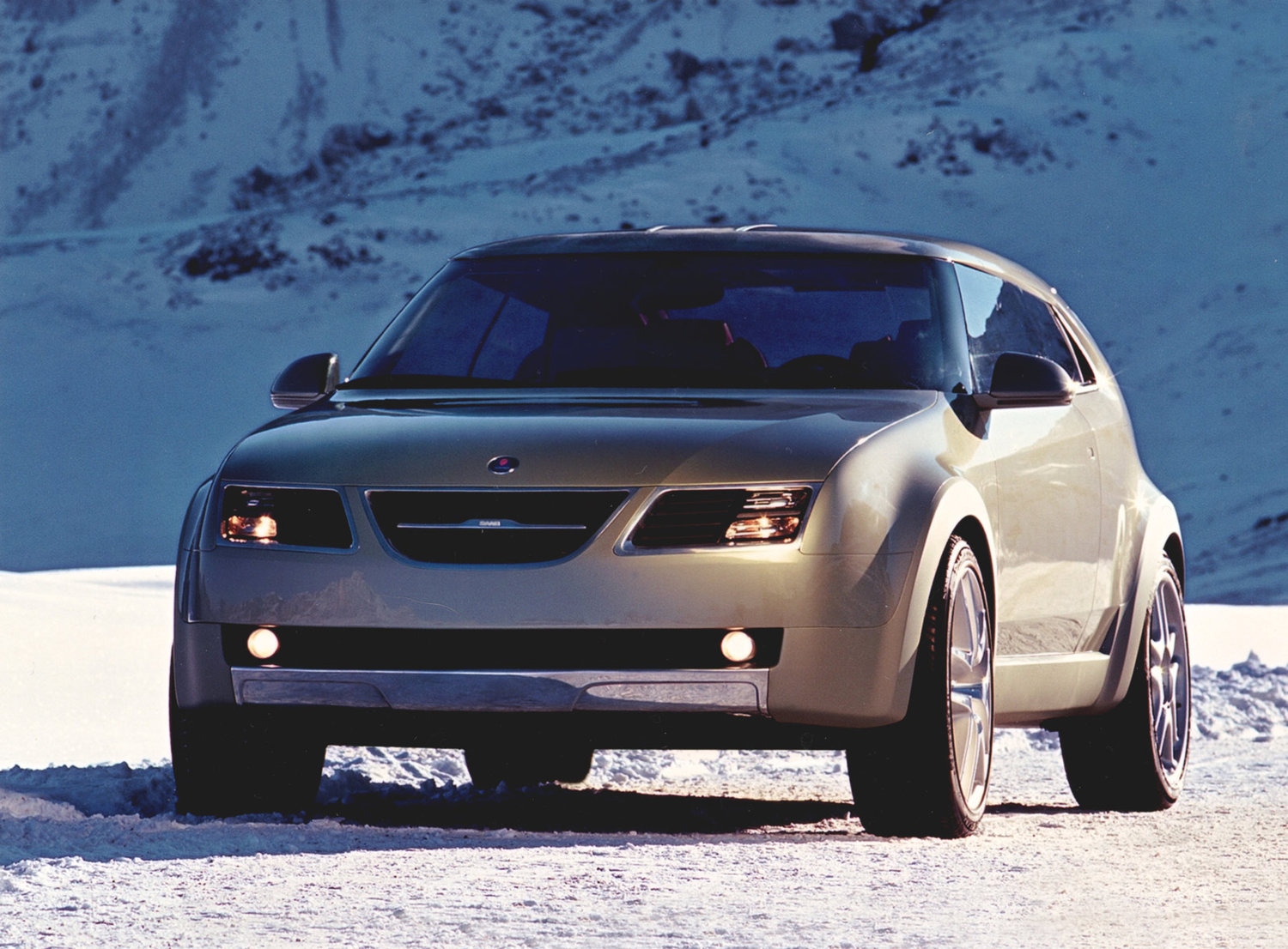 Frontansicht des Konzeptfahrzeugs SAAB 9-X von 2001