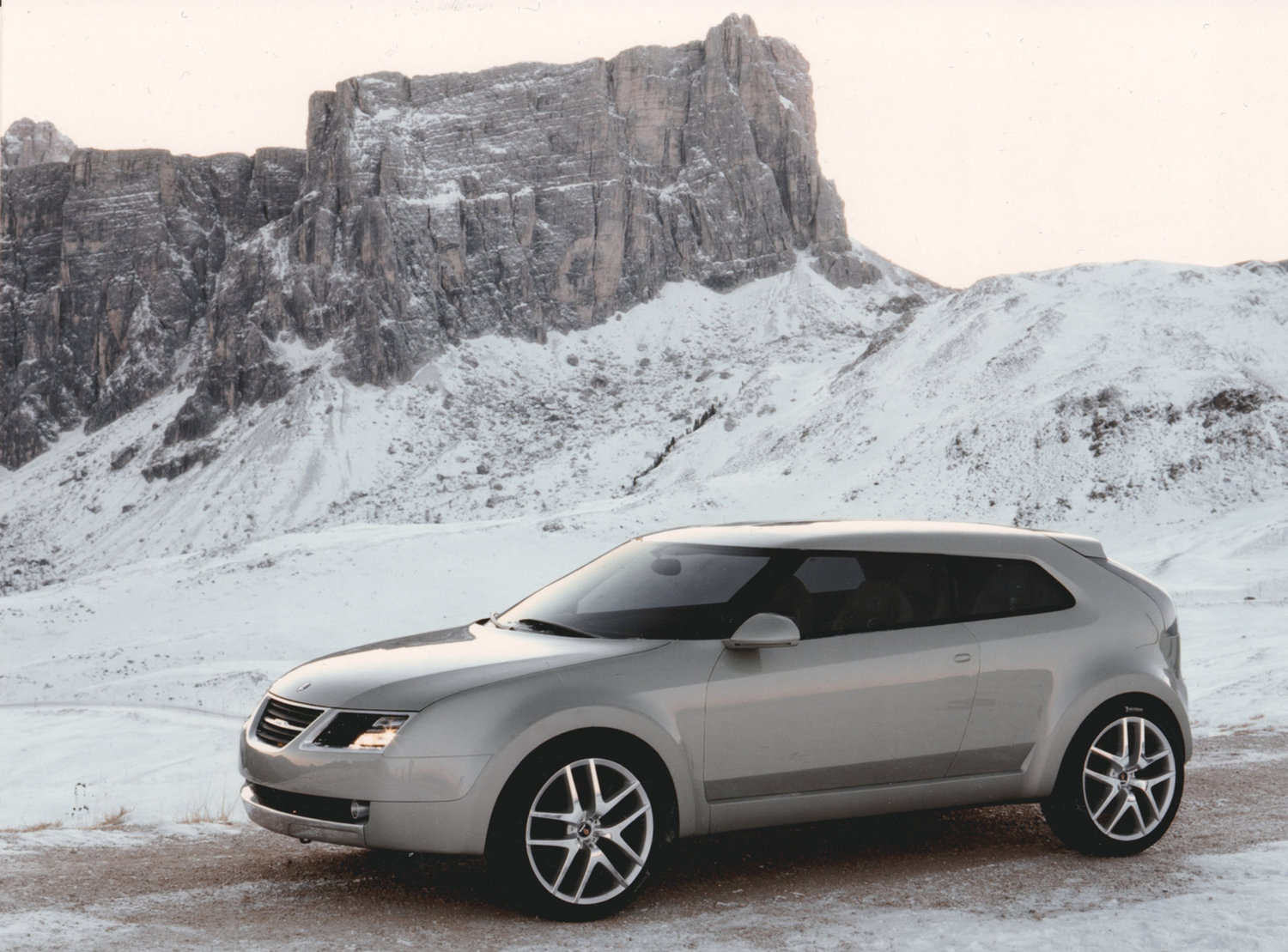 Der SAAB 9-X stand 2001 auf der IAA. Kurze Zeit später stellte SAAB das Konzeptfahrzeug auch in Tokyo aus. (Foto: SAAB Deutschland, Pressebild von 2002)