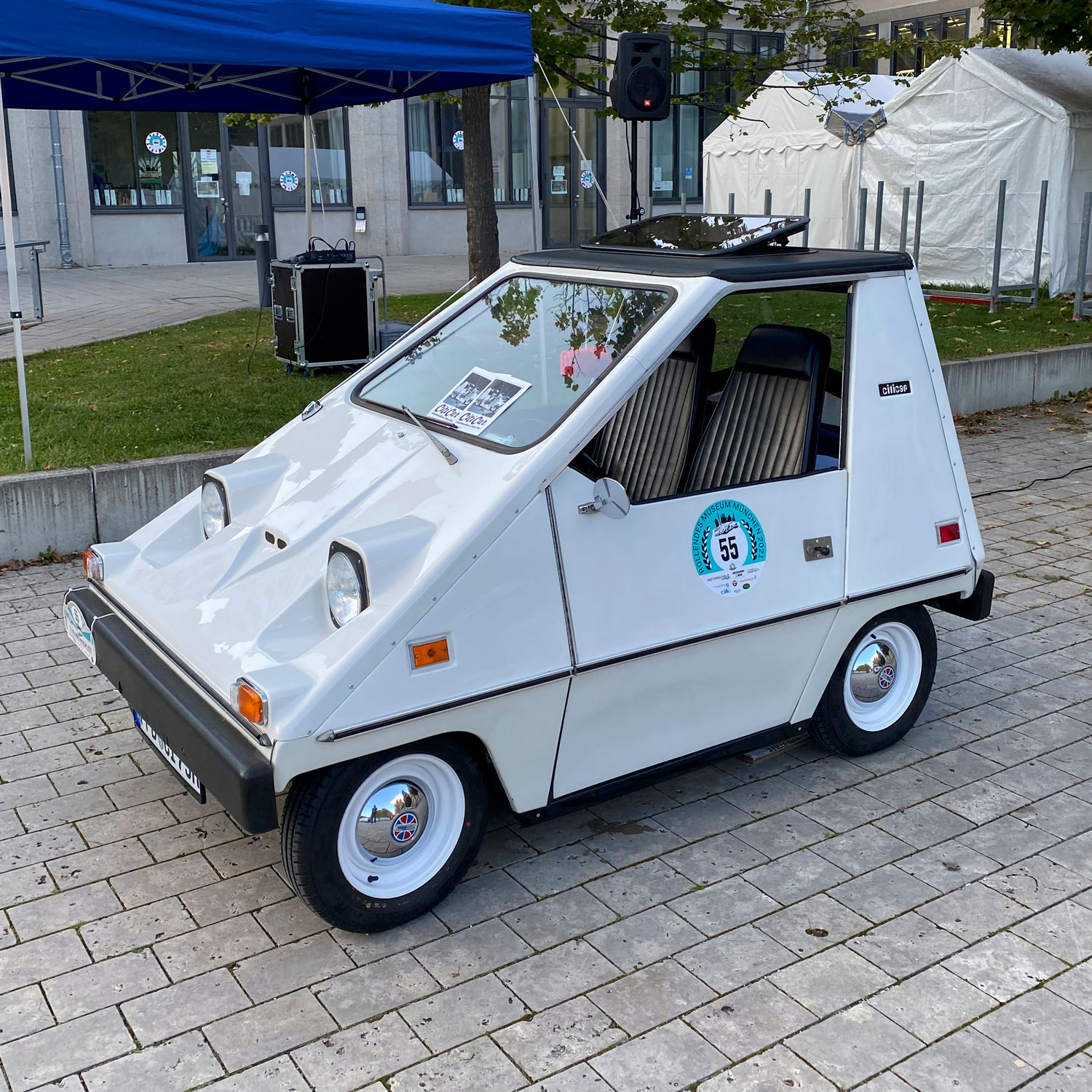 Frontansicht des Sebring-Vanguard CitiCar beim Rollenden Museum in der Langen Nacht der Münchener Museen