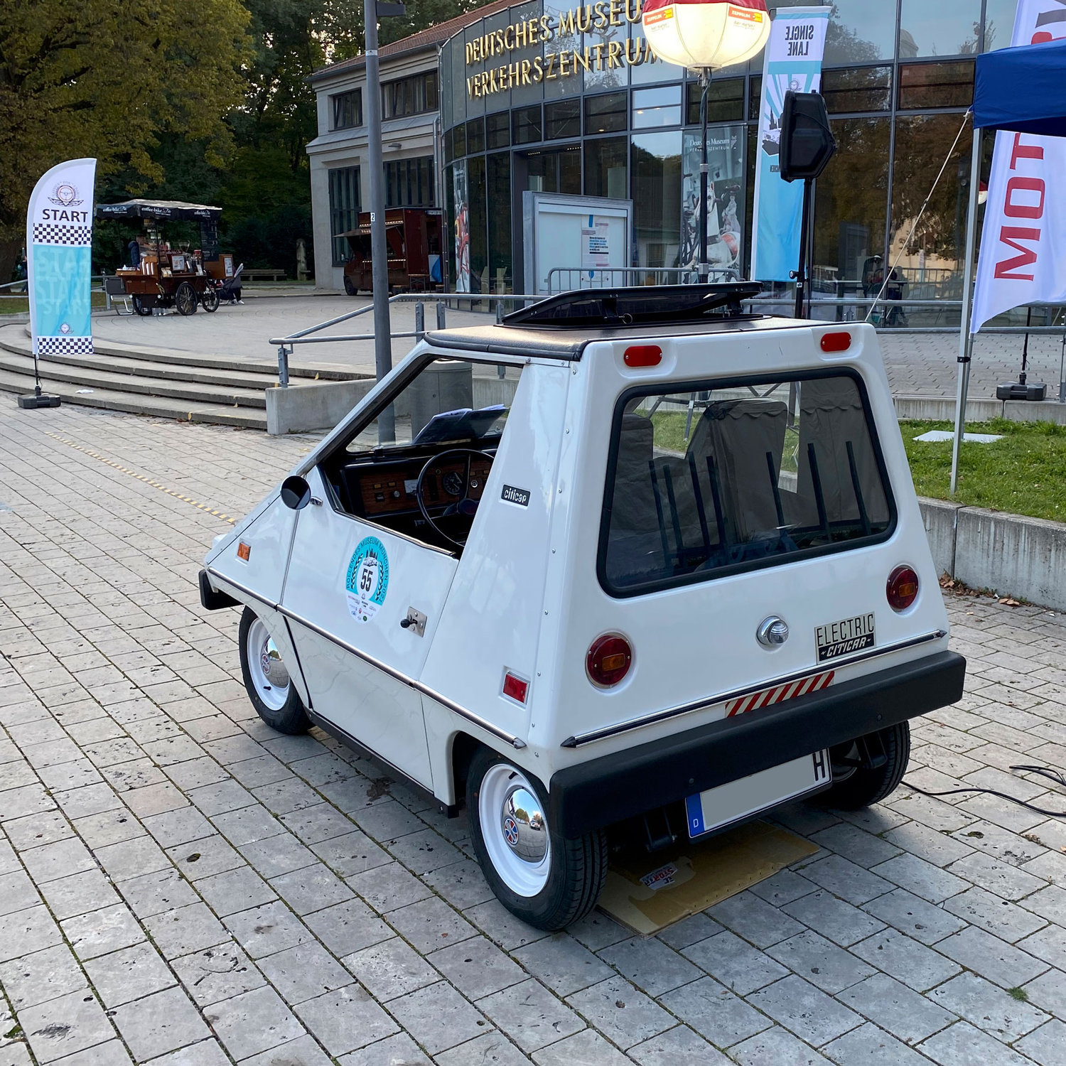 Heckansicht des Sebring-Vanguard CitiCar beim Rollenden Museum in der Langen Nacht der Münchener Museen