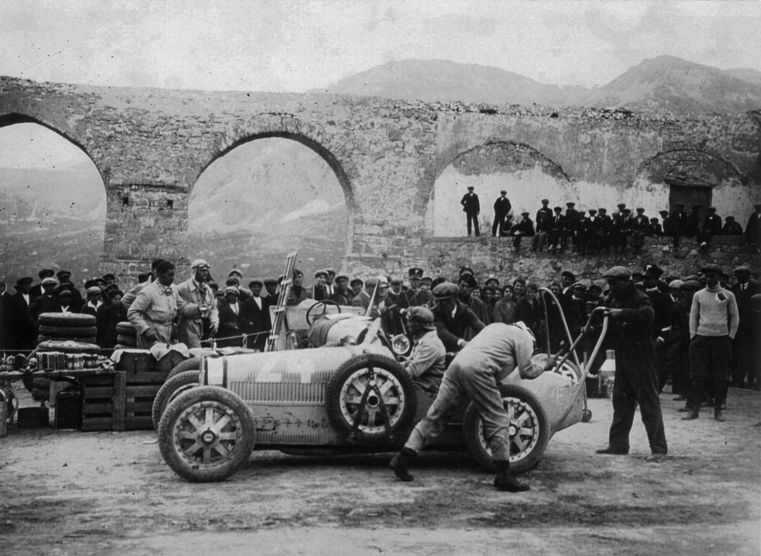 Emilio Materassi und sein Bugatti T35C bei der Targa Flora 1927. Bugatti war der Erfinder der Alufelge.