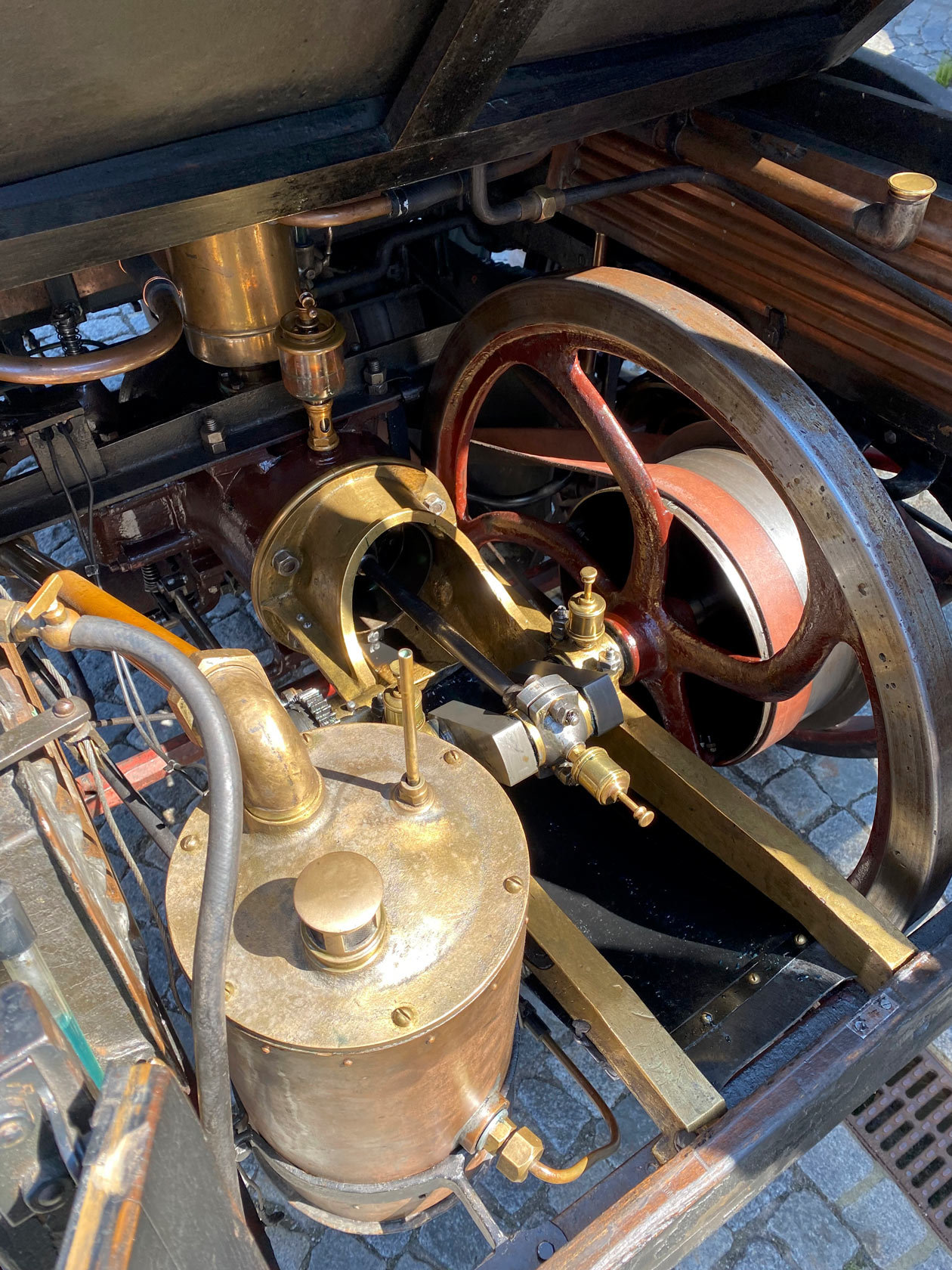 Der Motor des Benz Patent-Motorwagen Victoria von 1894. Nach sieben Jahren Nutzung ließ Erstkäufer Alexander Gütermann 1901 eine drei Liter große Version des Motors nachrüsten. Ursprünglich wurde die Victoria mit einem zwei LIter großen Motor ausgeliefert.