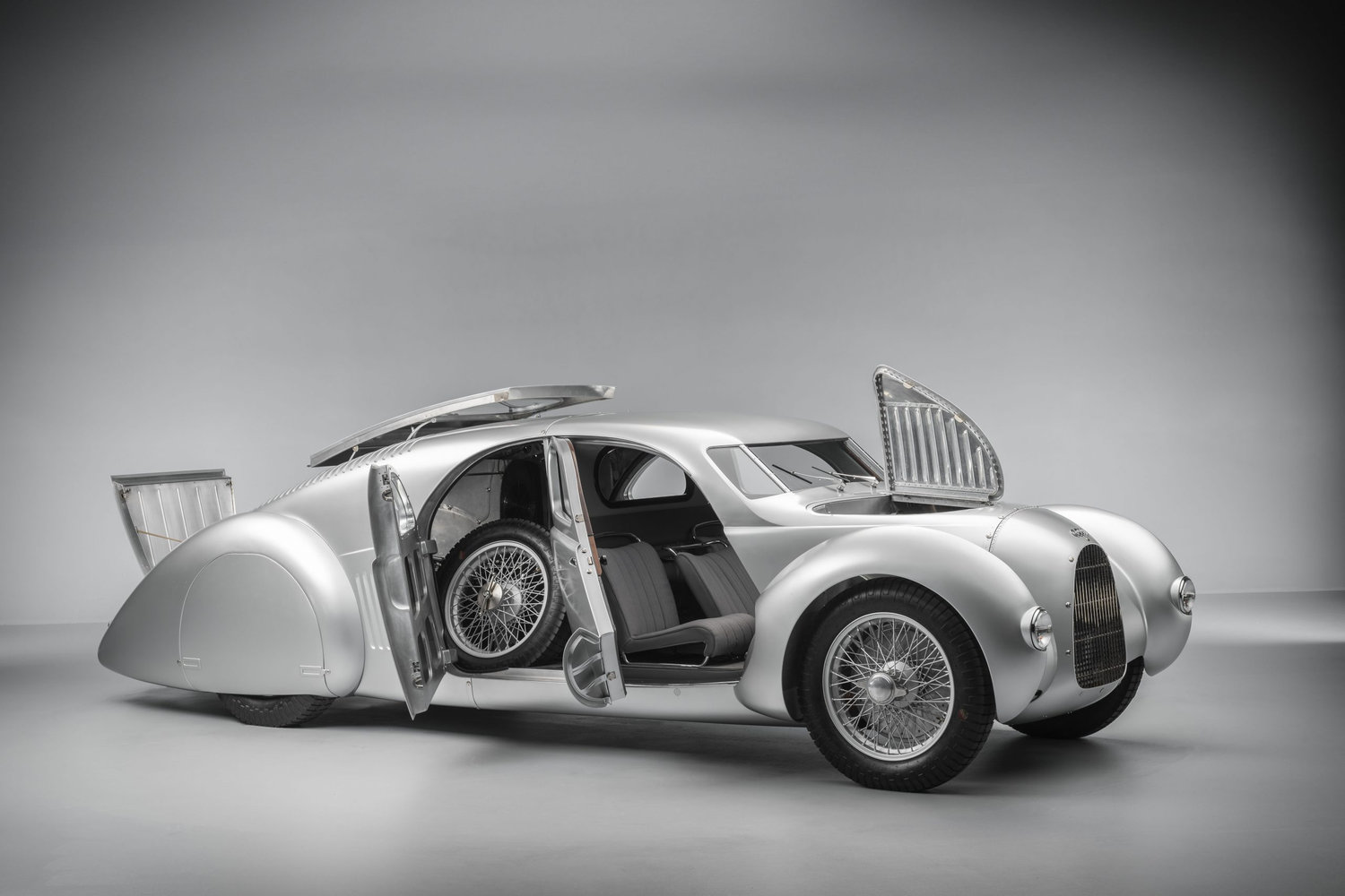 Der Auto Union Typ 52 mit geöffneten Türen.