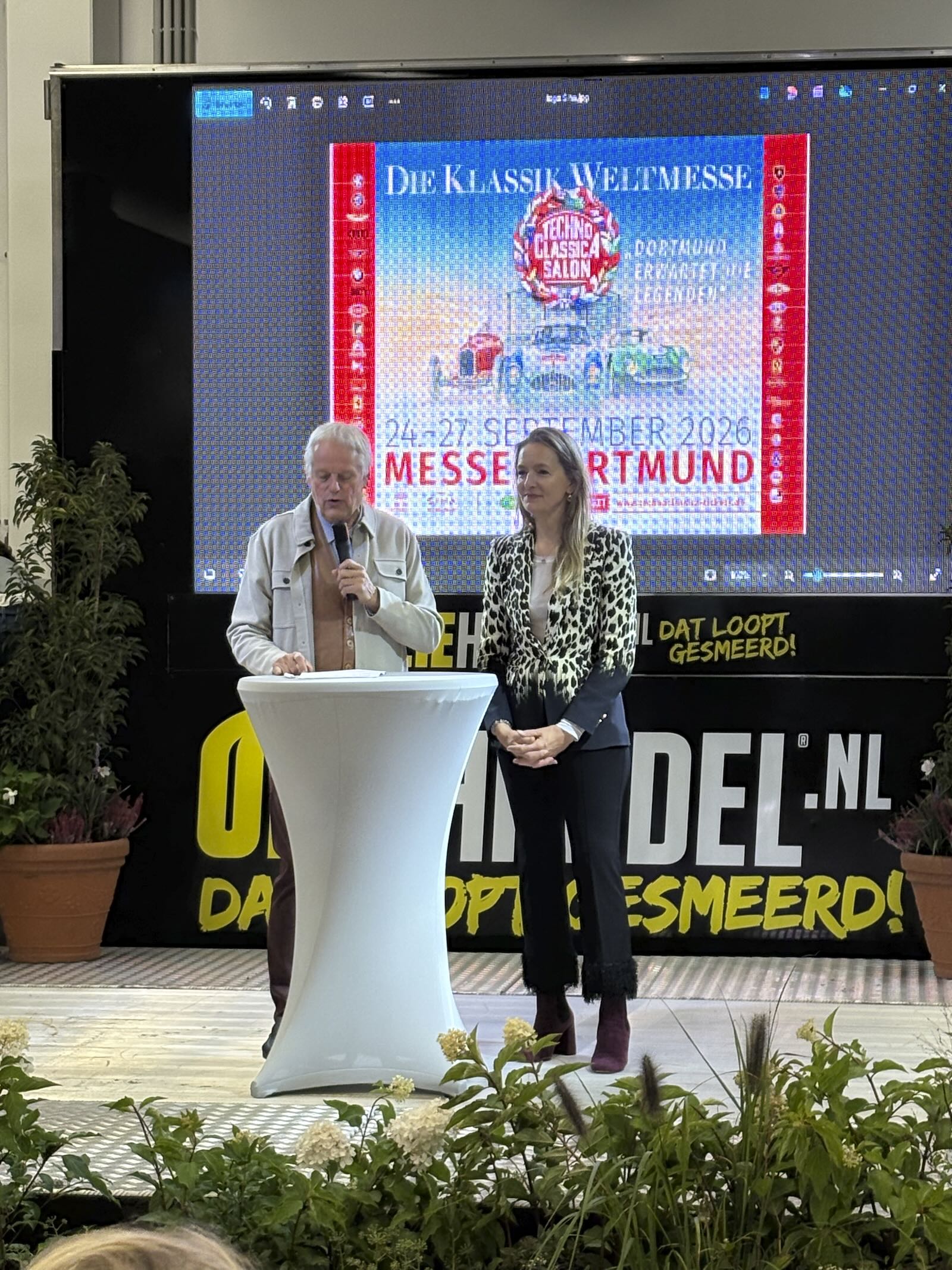 Moderator Johannes Hübner und Veranstalterin Janine Franssen