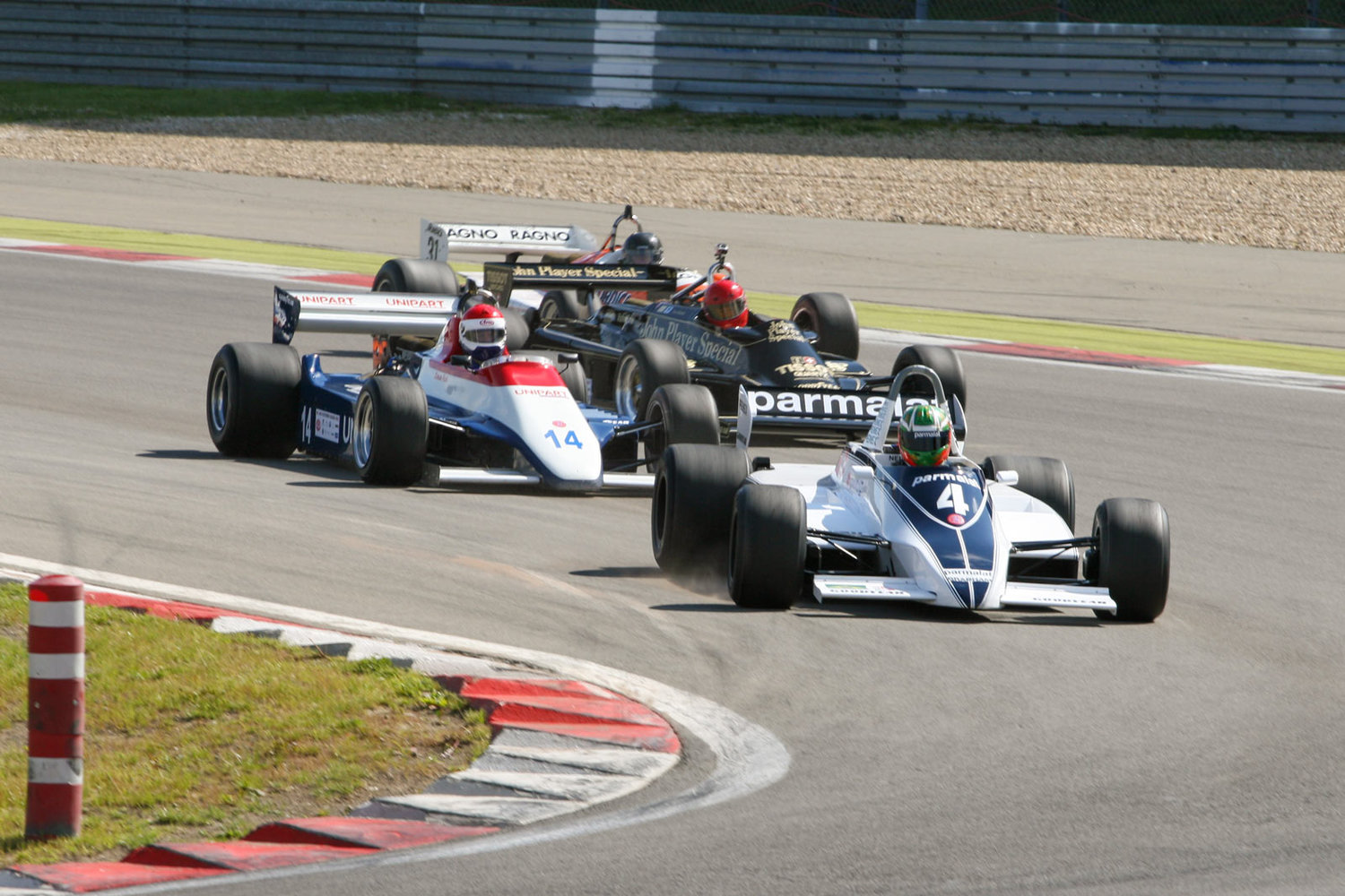 Beim Rennen der historischen Formel 1 Fahrzeuge der Jahre 1966 bis 1985 dominieren die Fahrzeuge mit dem Ford Cosworth. Beim AvD-Oldtimer-Grand-Prix 2022 treten die F1-Boliden zu zwei Rennen an. (Foto: Tom Schwede)