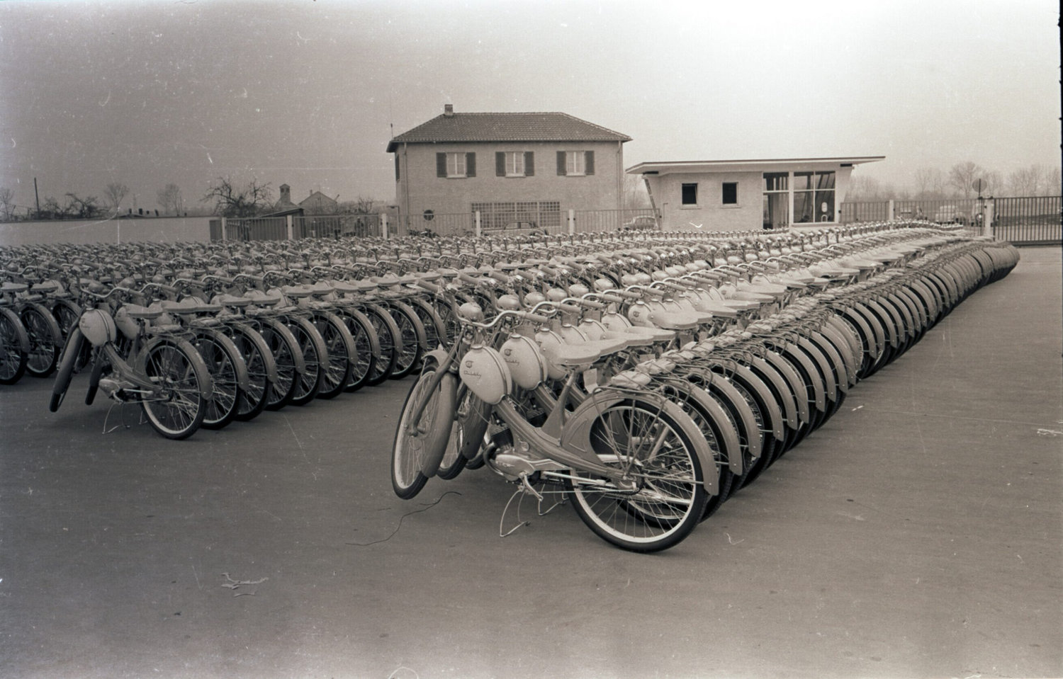 Tagesproduktion der NSU Quickly im Jahr 1954, aufgenommen am Tor 3 des NSU-Werks Neckarsulm.
